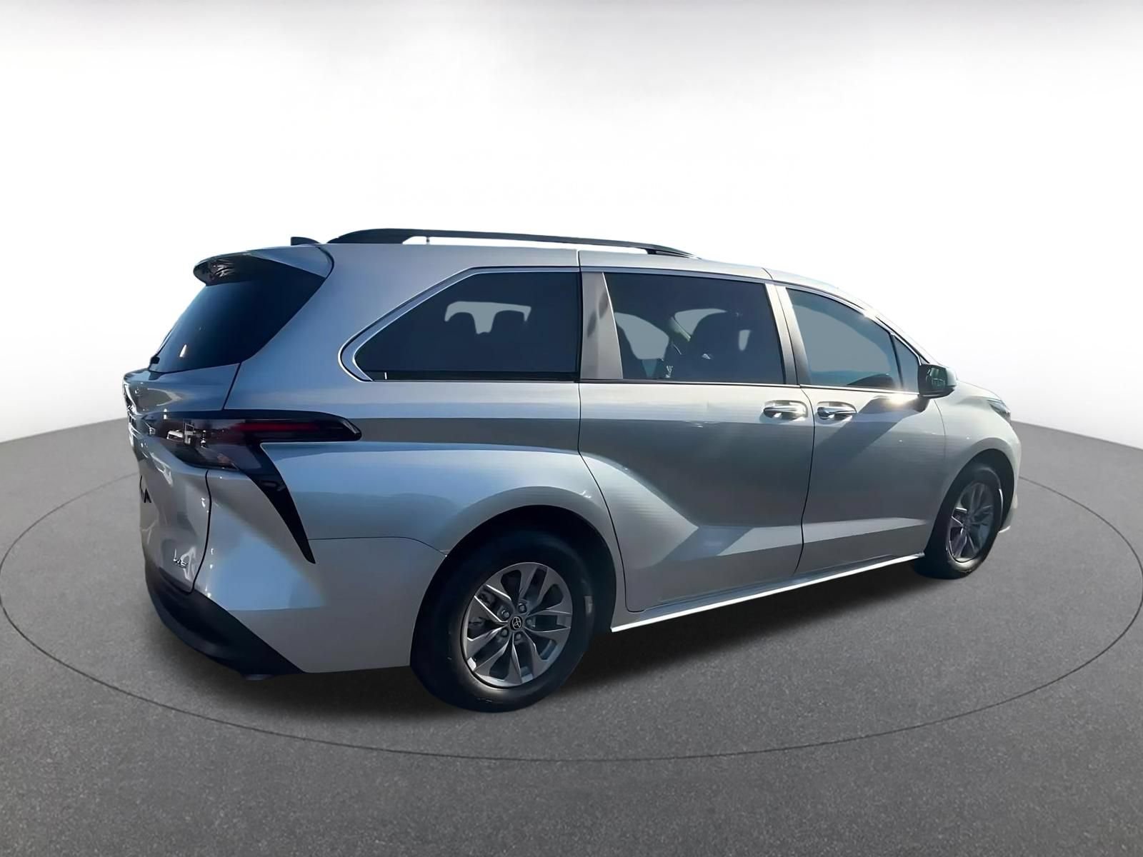 Used 2025 Toyota Sienna XLE FWD image 14