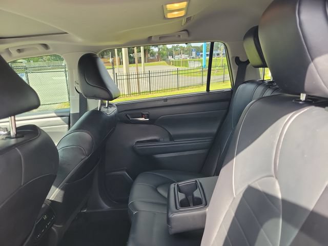 Used 2021 Toyota Highlander XLE FWD image 13
