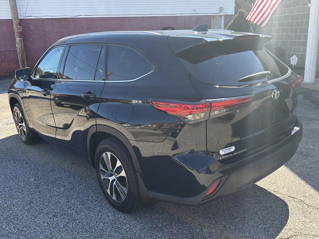 Used 2022 Toyota Highlander XLE AWD/4WD image 9