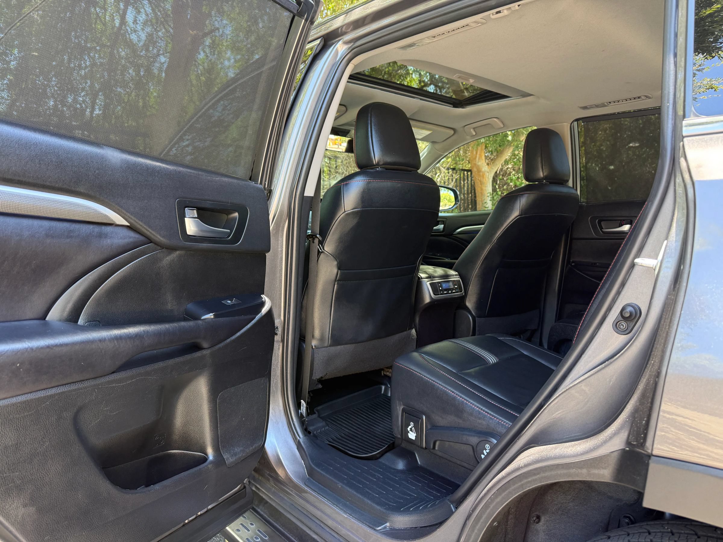 Used 2019 Toyota Highlander SE FWD image 13