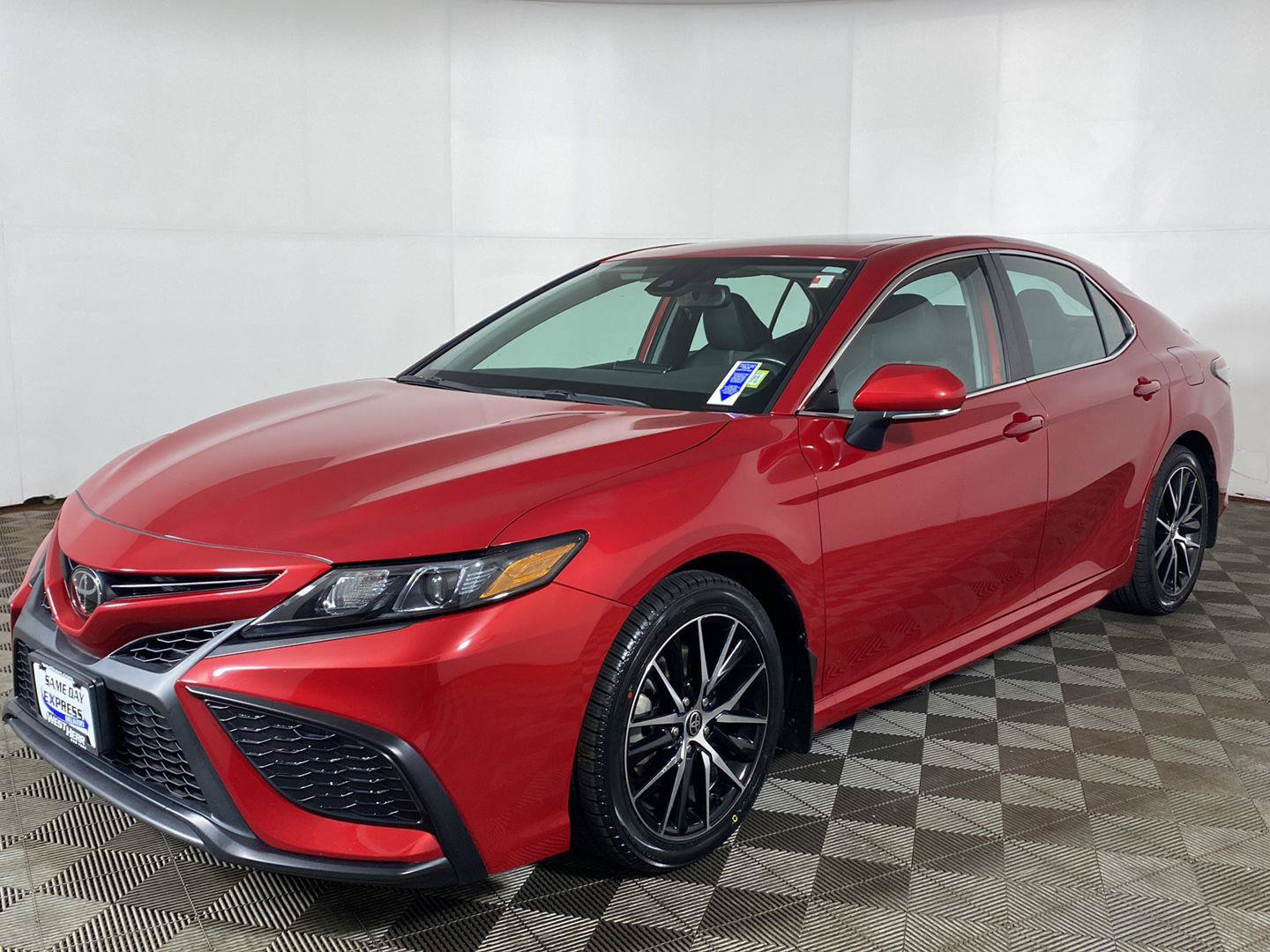 Used 2023 Toyota Camry SE w/ Cold Weather Package FWD image 2