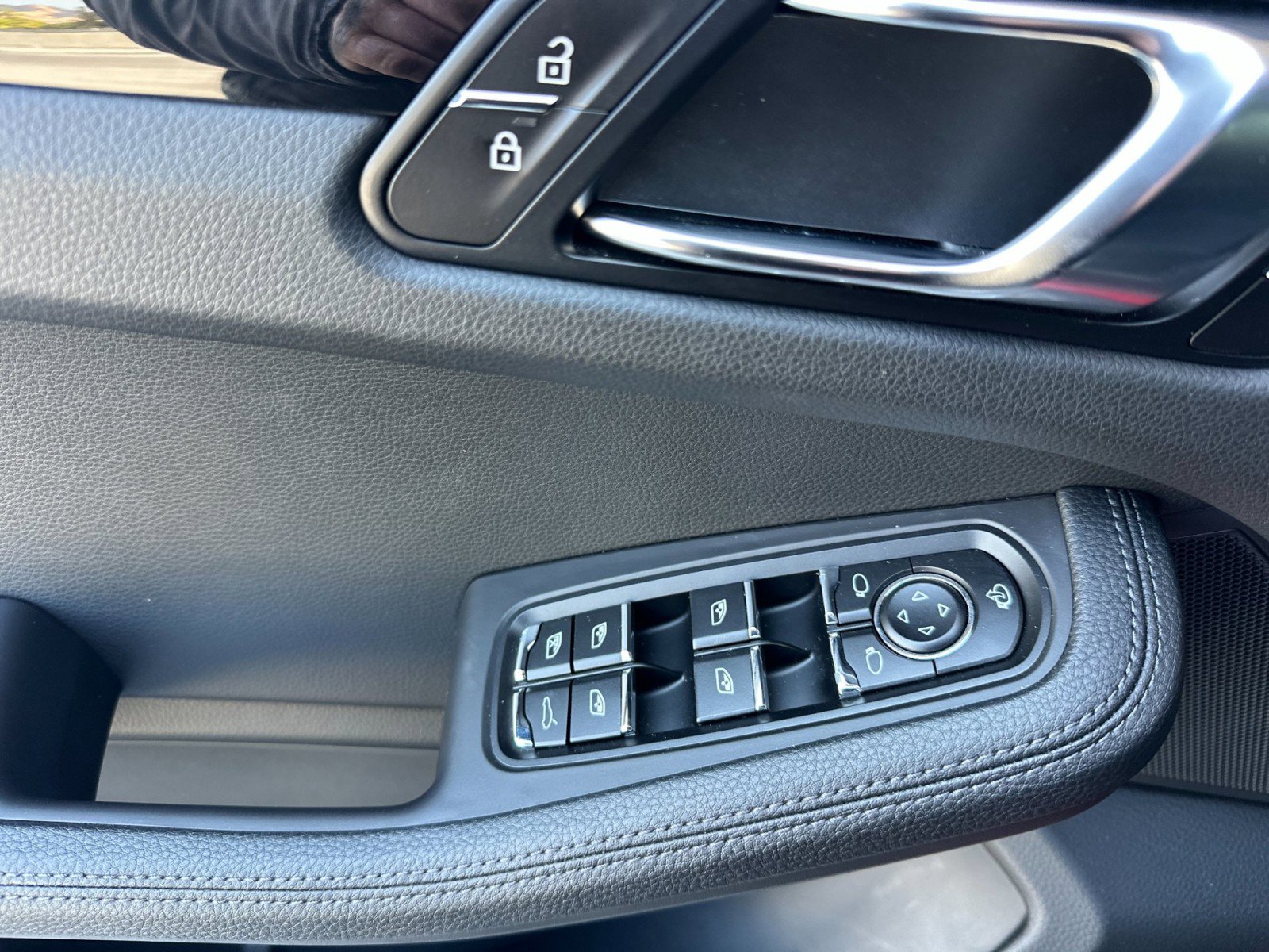 Certified 2025 Porsche Macan image 12