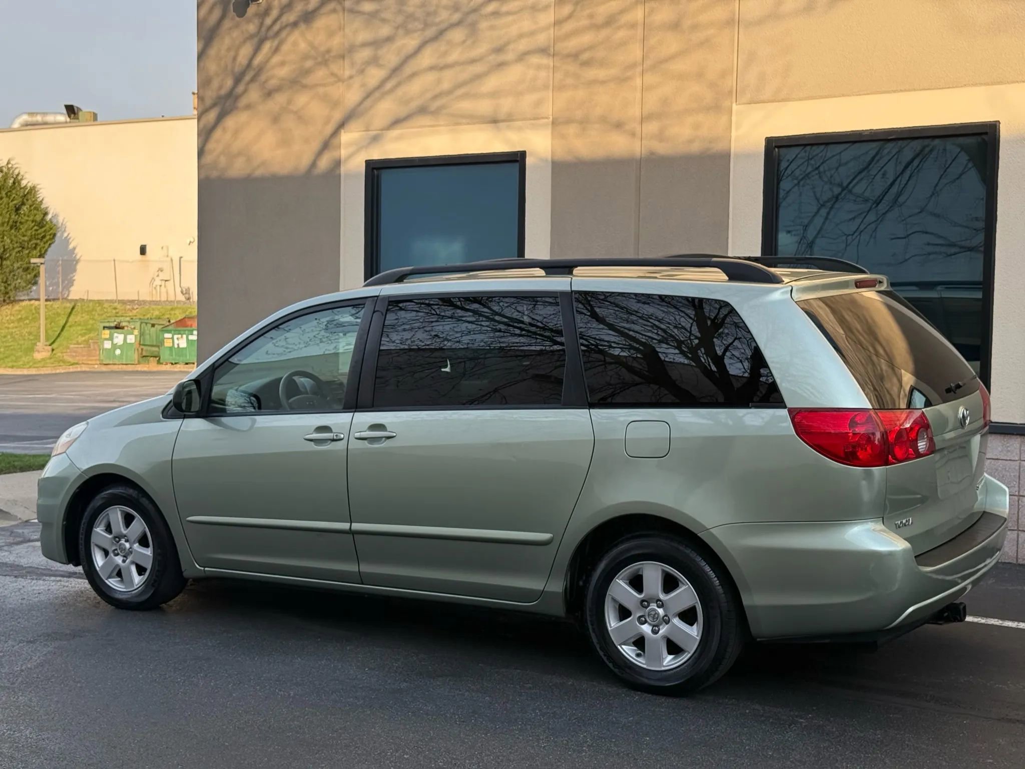 Used 2010 Toyota Sienna LE image 4