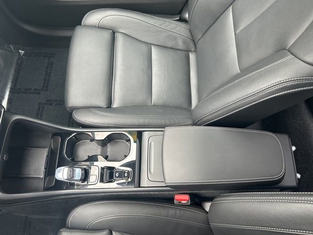 Certified 2025 Volvo XC40 B5 Plus image 27