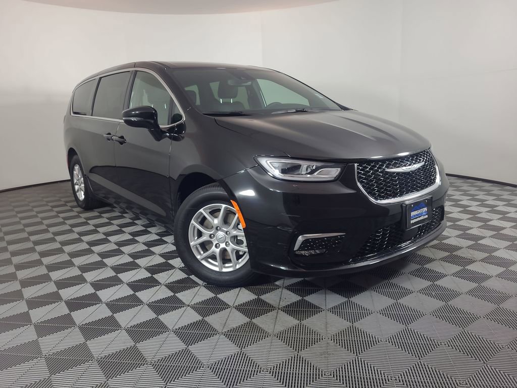 Used 2025 Chrysler Pacifica Select FWD image 1