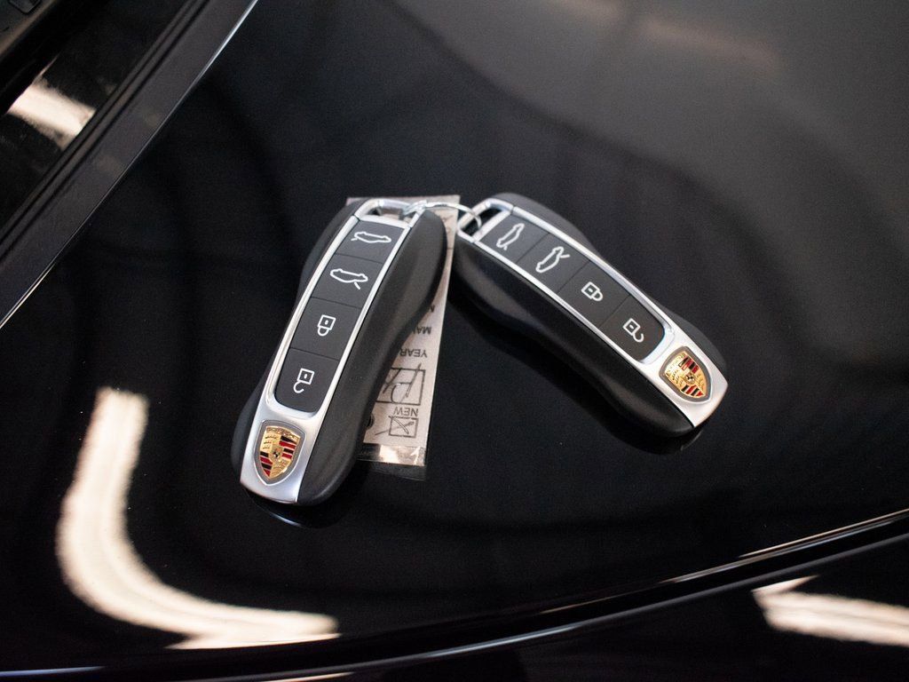 Used 2025 Porsche Taycan image 32