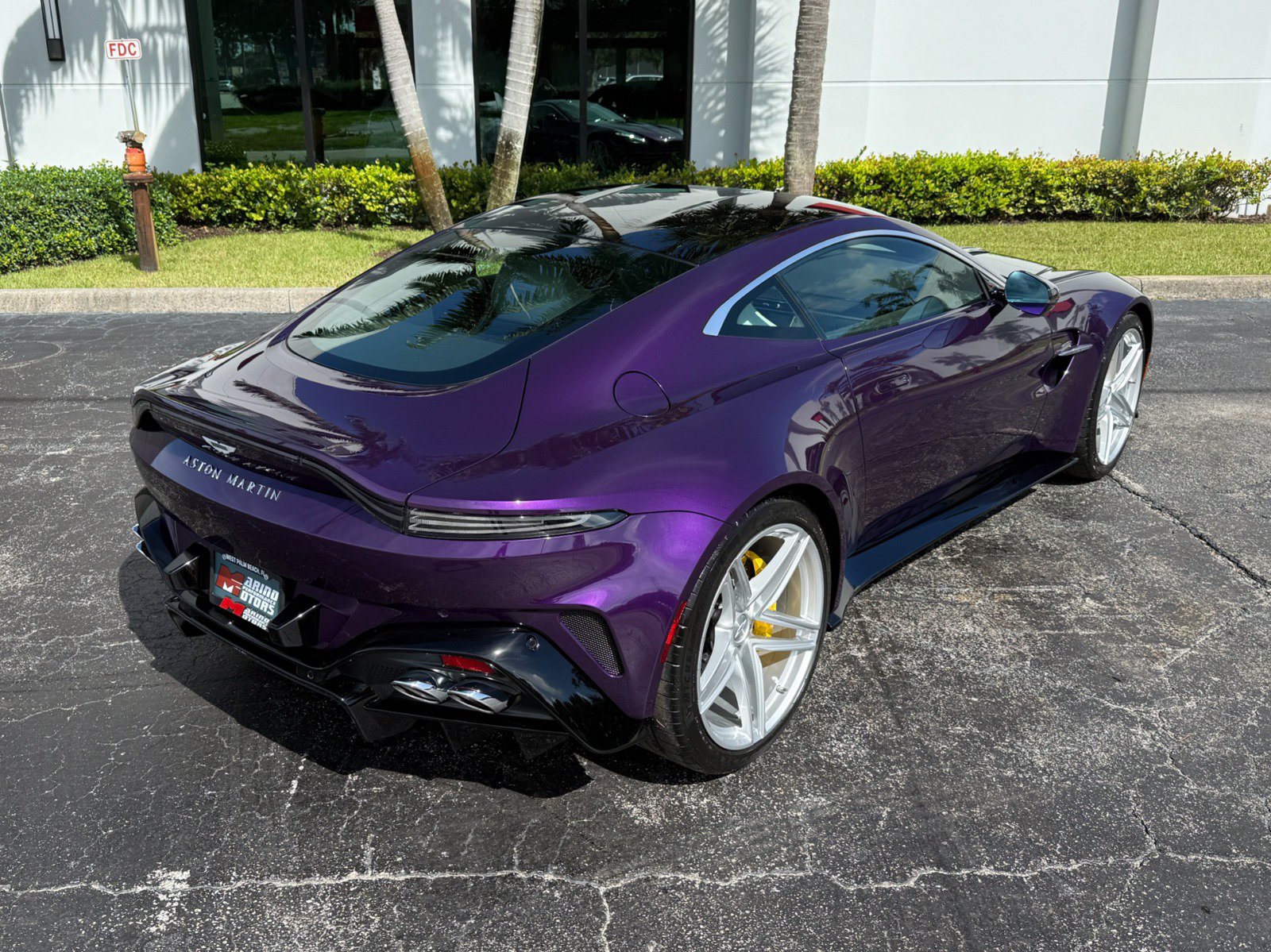 Used 2025 Aston Martin V8 Vantage Coupe RWD image 23