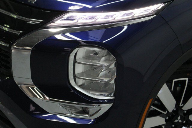 New 2026 Mitsubishi Outlander SE FWD image 2