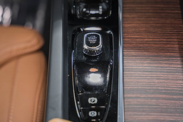 Used 2022 Volvo XC60 B5 Inscription w/ Climate Package image 24