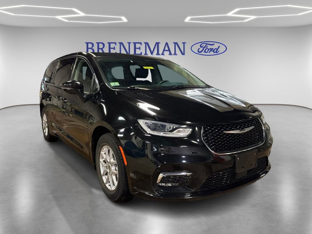 Used 2024 Chrysler Pacifica Touring-L image 3