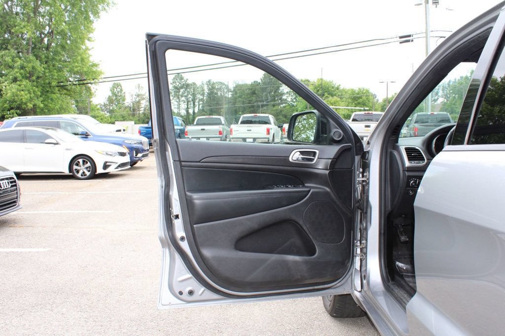 Used 2017 Jeep Grand Cherokee Altitude RWD image 12