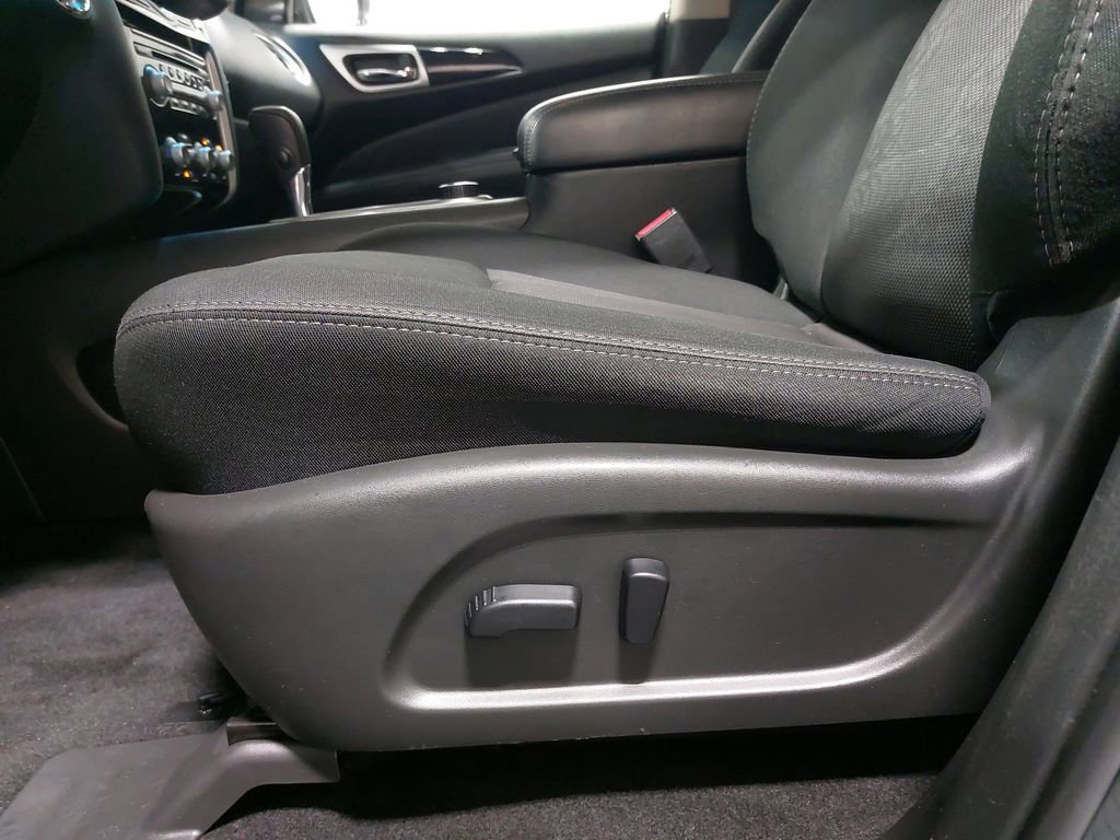 Used 2020 Nissan Pathfinder SV image 30