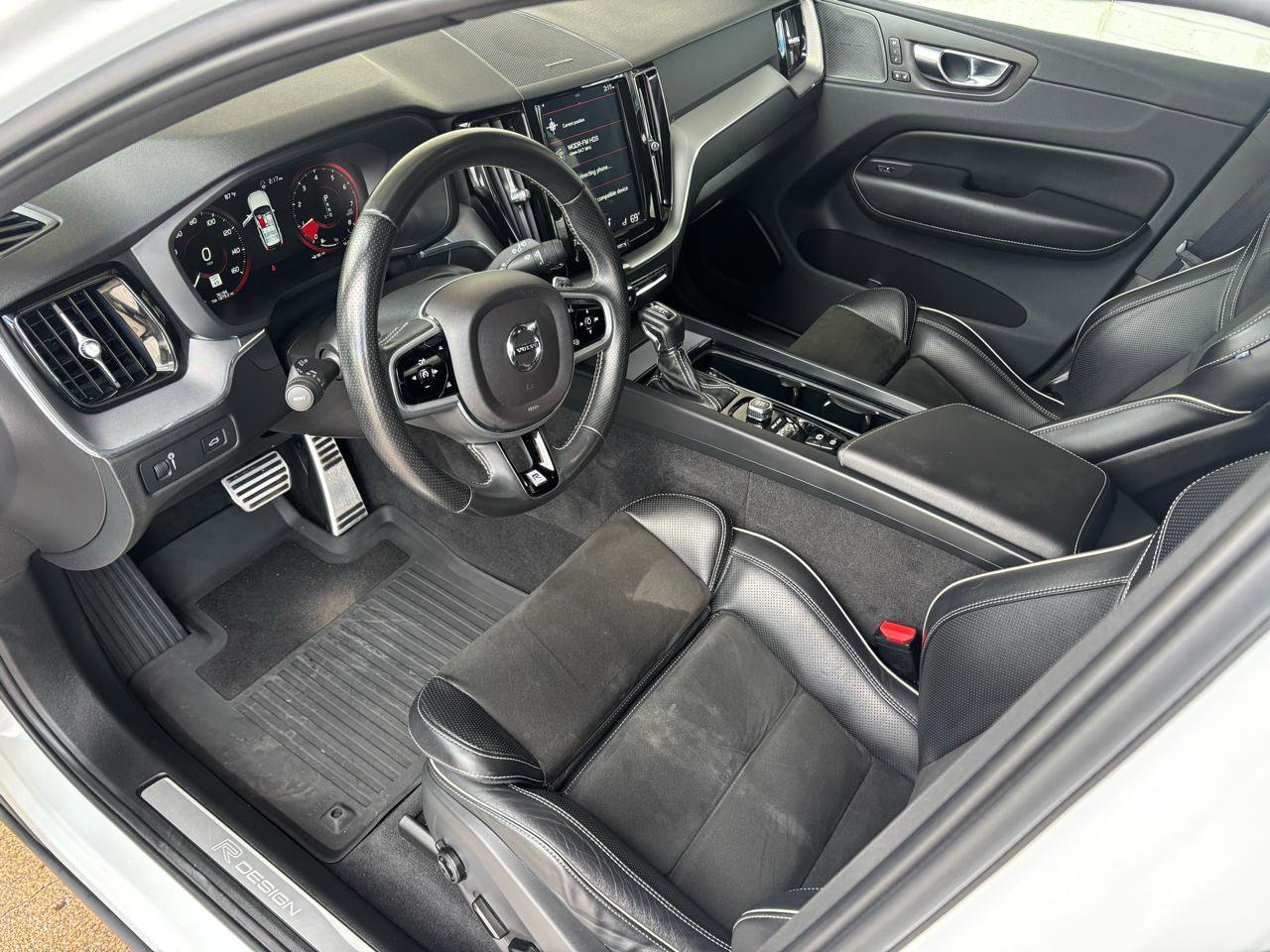 Used 2019 Volvo XC60 T5 R-Design w/ Protection Package Premier AWD/4WD image 14