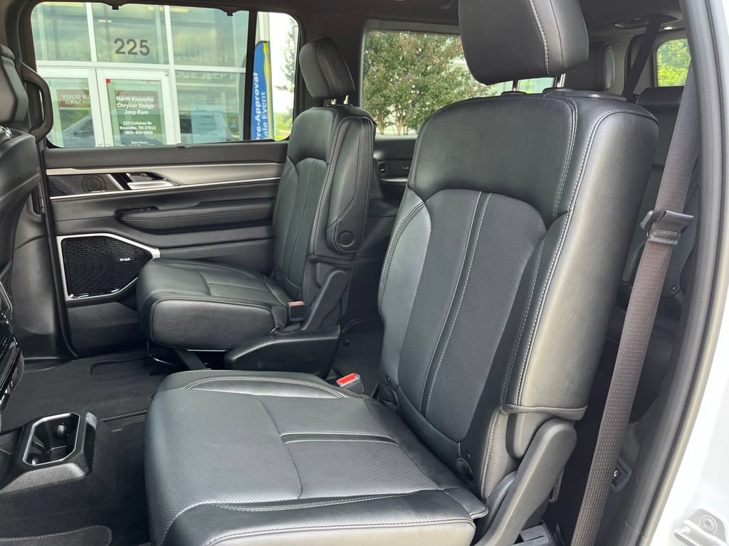 Used 2025 Jeep Wagoneer Series III w/ Premium Group I AWD/4WD image 16