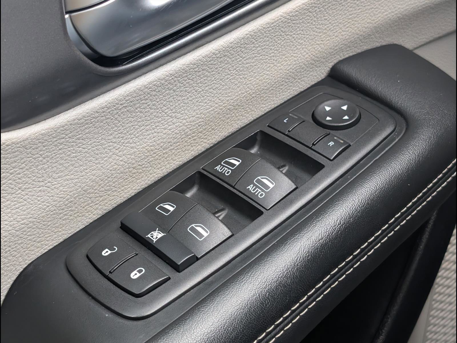 Used 2024 Chrysler Pacifica Touring-L image 19