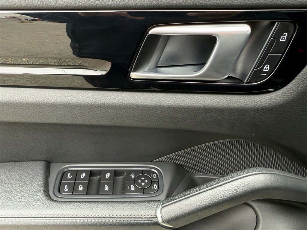 Used 2022 Porsche Cayenne image 11