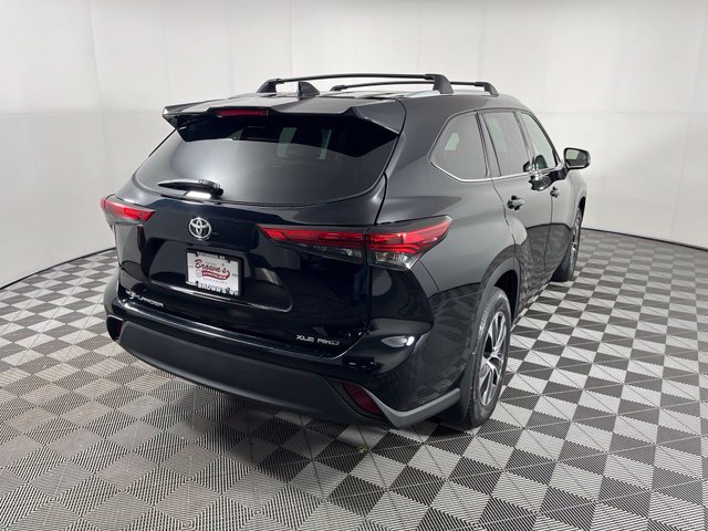 Used 2022 Toyota Highlander XLE AWD/4WD image 7