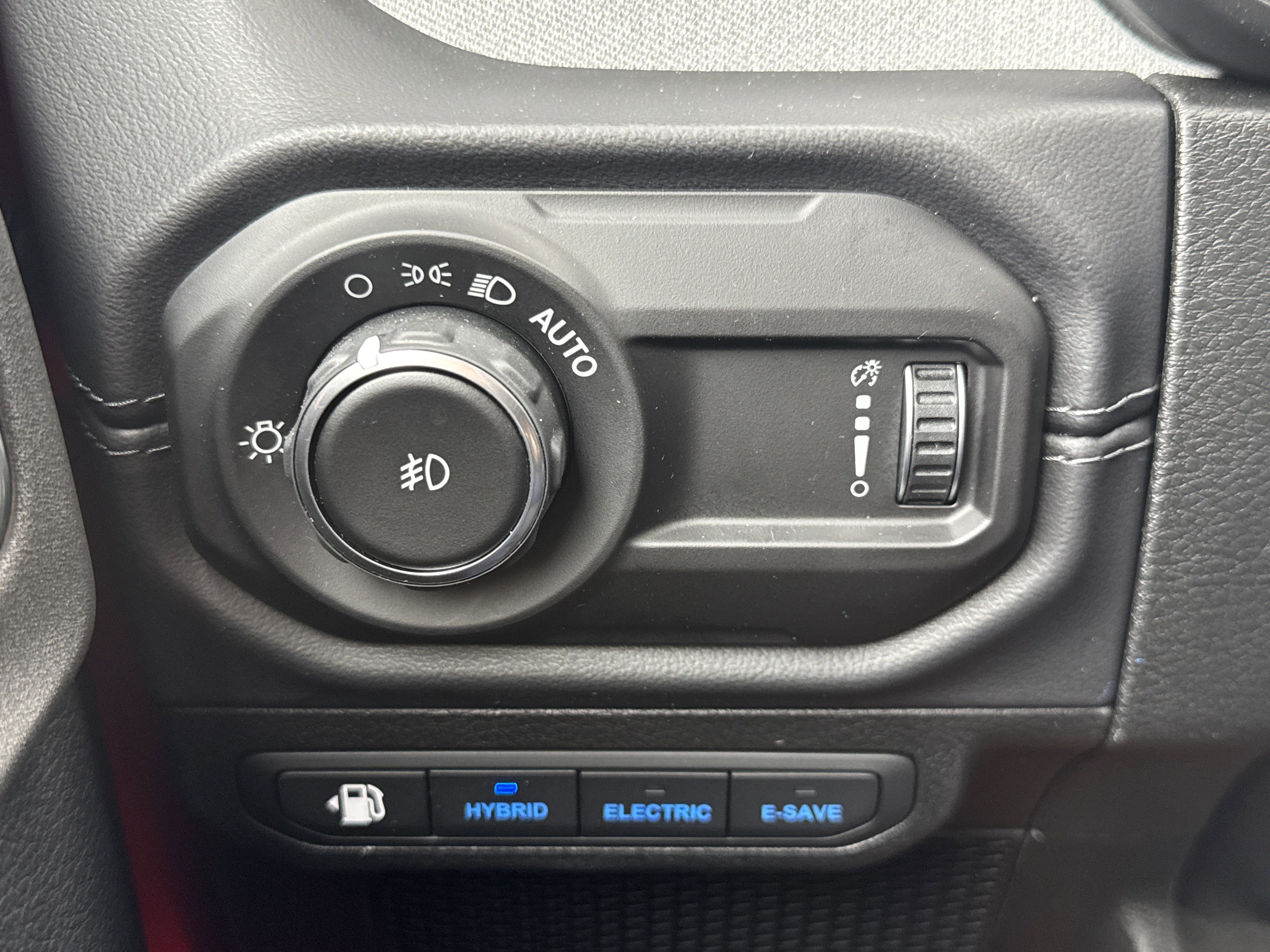 Used 2025 Jeep Wrangler Unlimited Sahara w/ Safety Group AWD/4WD image 15