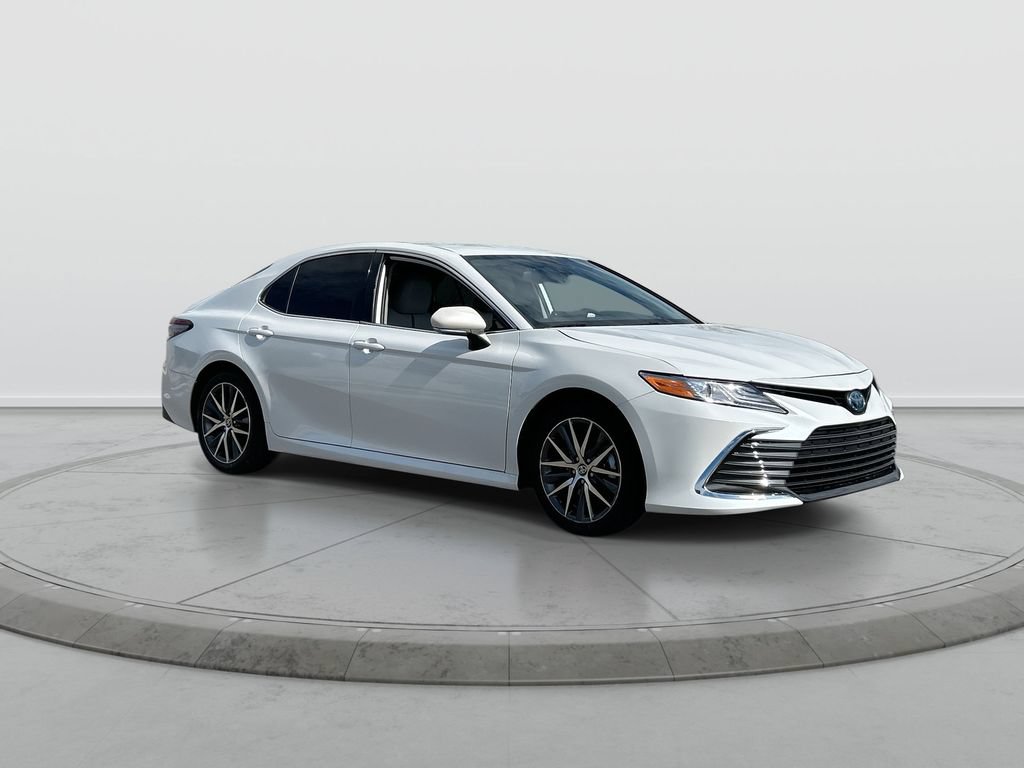 Used 2022 Toyota Camry XLE FWD image 2