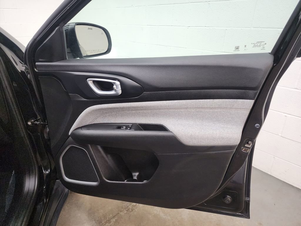 Used 2023 Jeep Compass Latitude AWD/4WD image 30