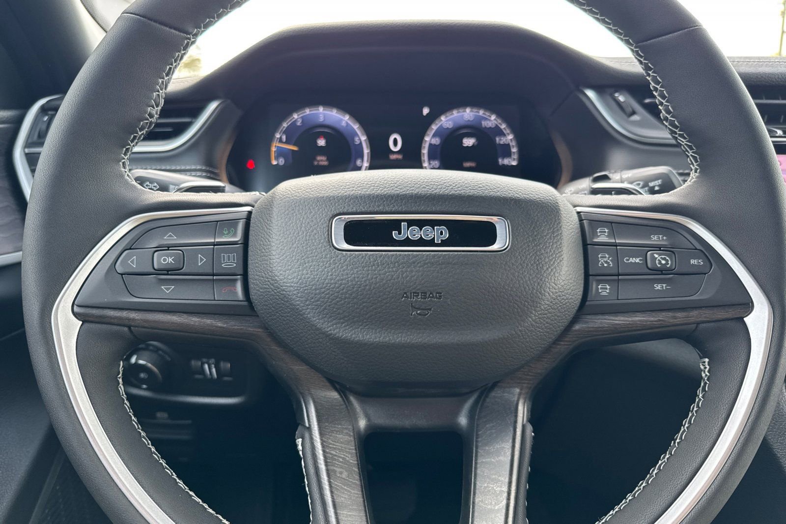 New 2025 Jeep Grand Cherokee Limited w/ Luxury Tech Group II image 29