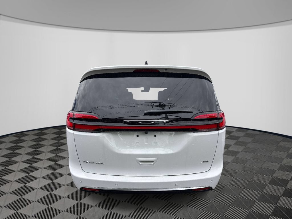 New 2027 Chrysler Pacifica Select AWD/4WD image 3