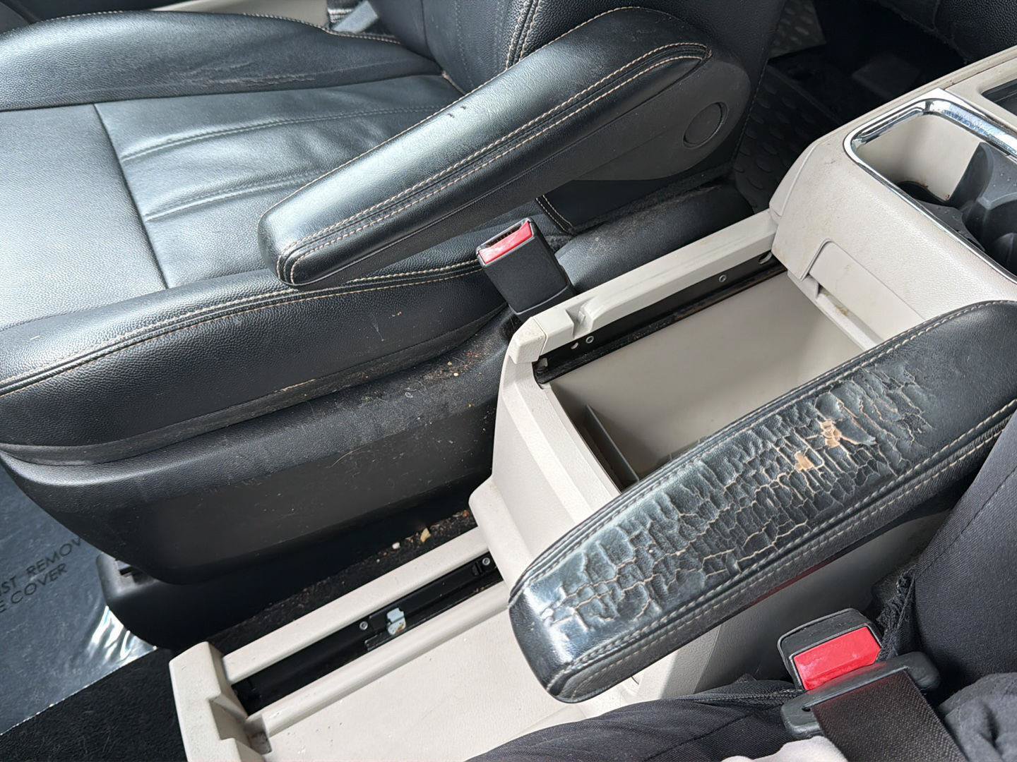 Used 2014 Chrysler Town & Country Touring FWD image 8