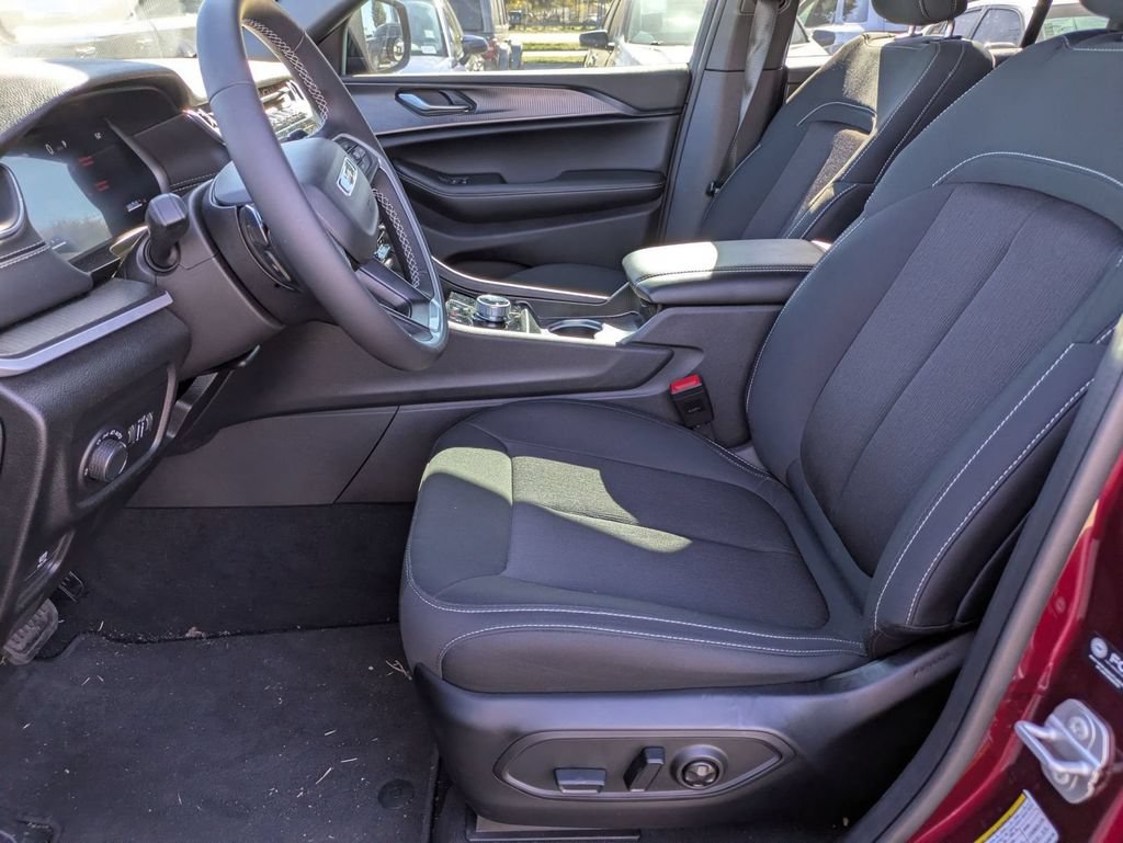 Used 2025 Jeep Grand Cherokee Laredo X RWD image 2