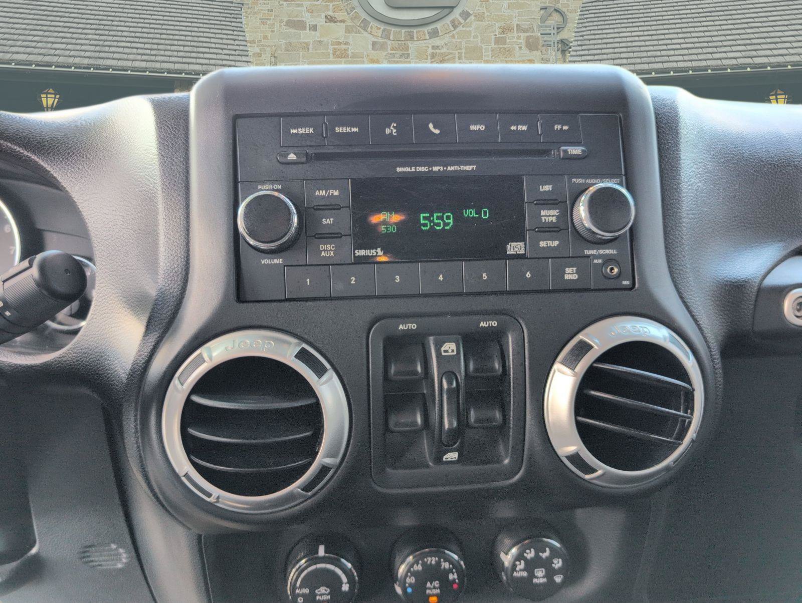 Used 2016 Jeep Wrangler Unlimited Rubicon w/ Connectivity Group AWD/4WD image 13