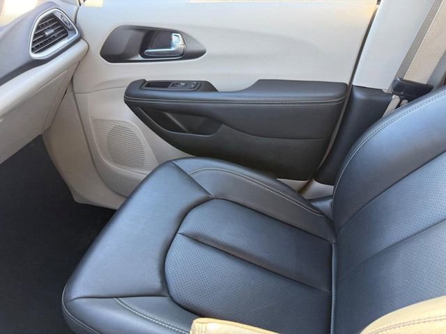 Used 2024 Chrysler Pacifica Touring-L image 25