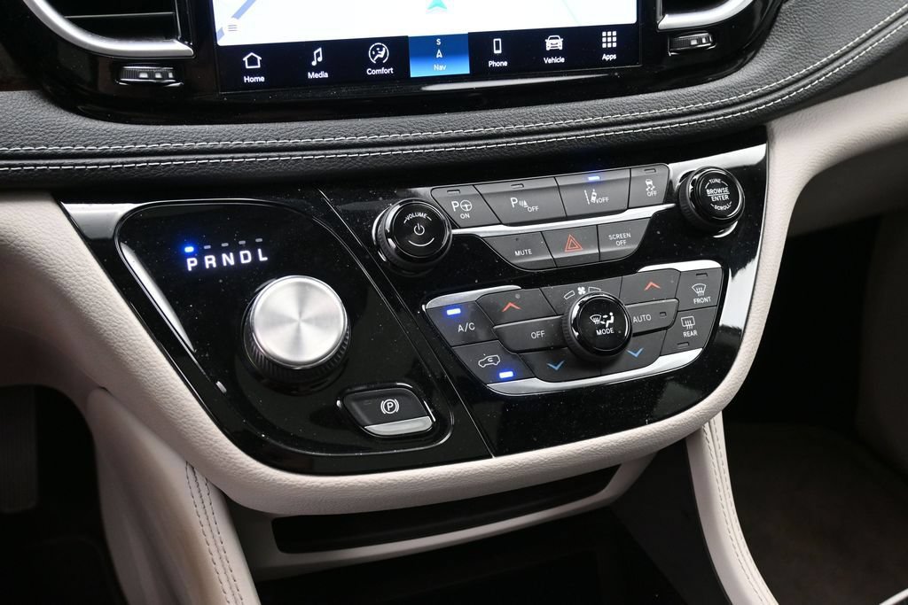 Used 2021 Chrysler Pacifica Limited w/ Premium & Safety Sphere Group FWD image 18