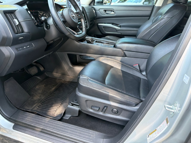 Used 2023 Nissan Pathfinder SL w/ Black Appearance Package FWD image 9