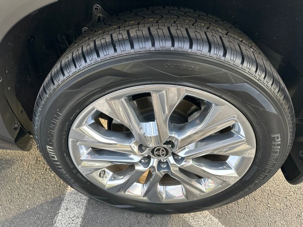 Used 2023 Toyota Highlander Limited image 28