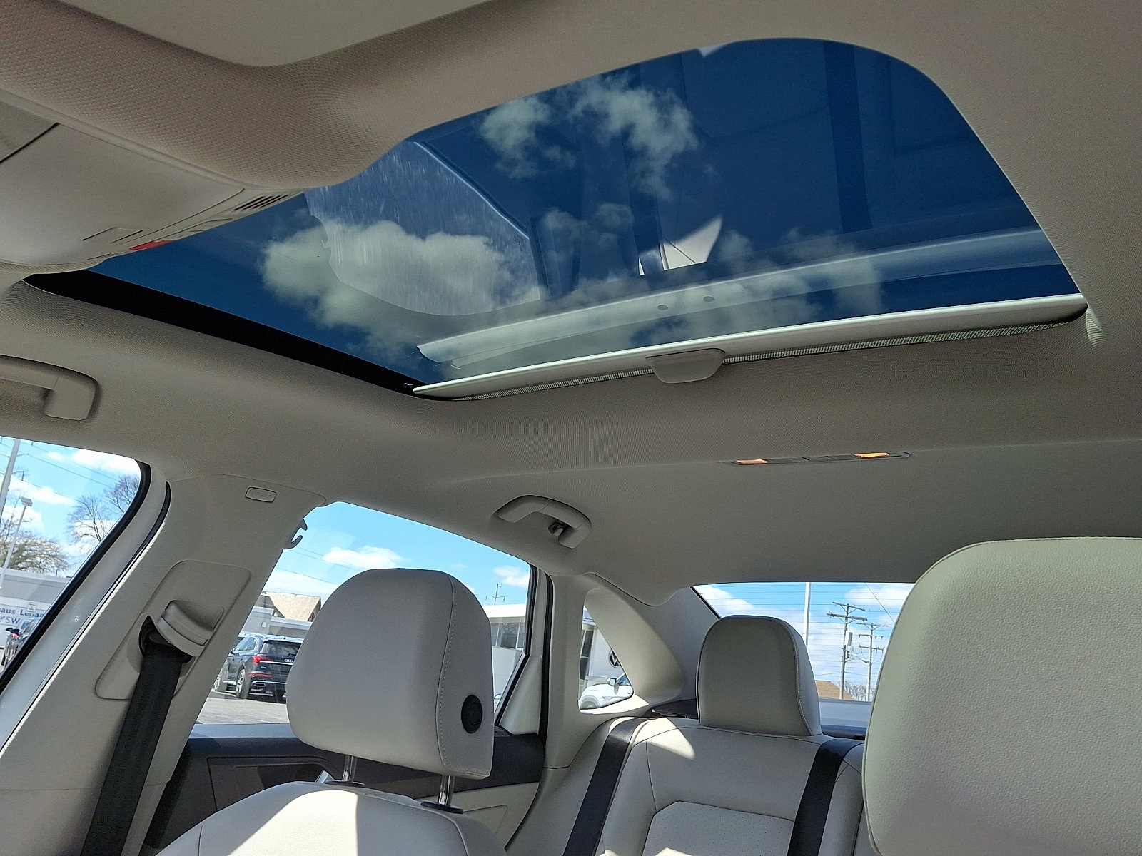 Used 2024 Volkswagen Jetta SE w/ Panoramic Sunroof Package image 15