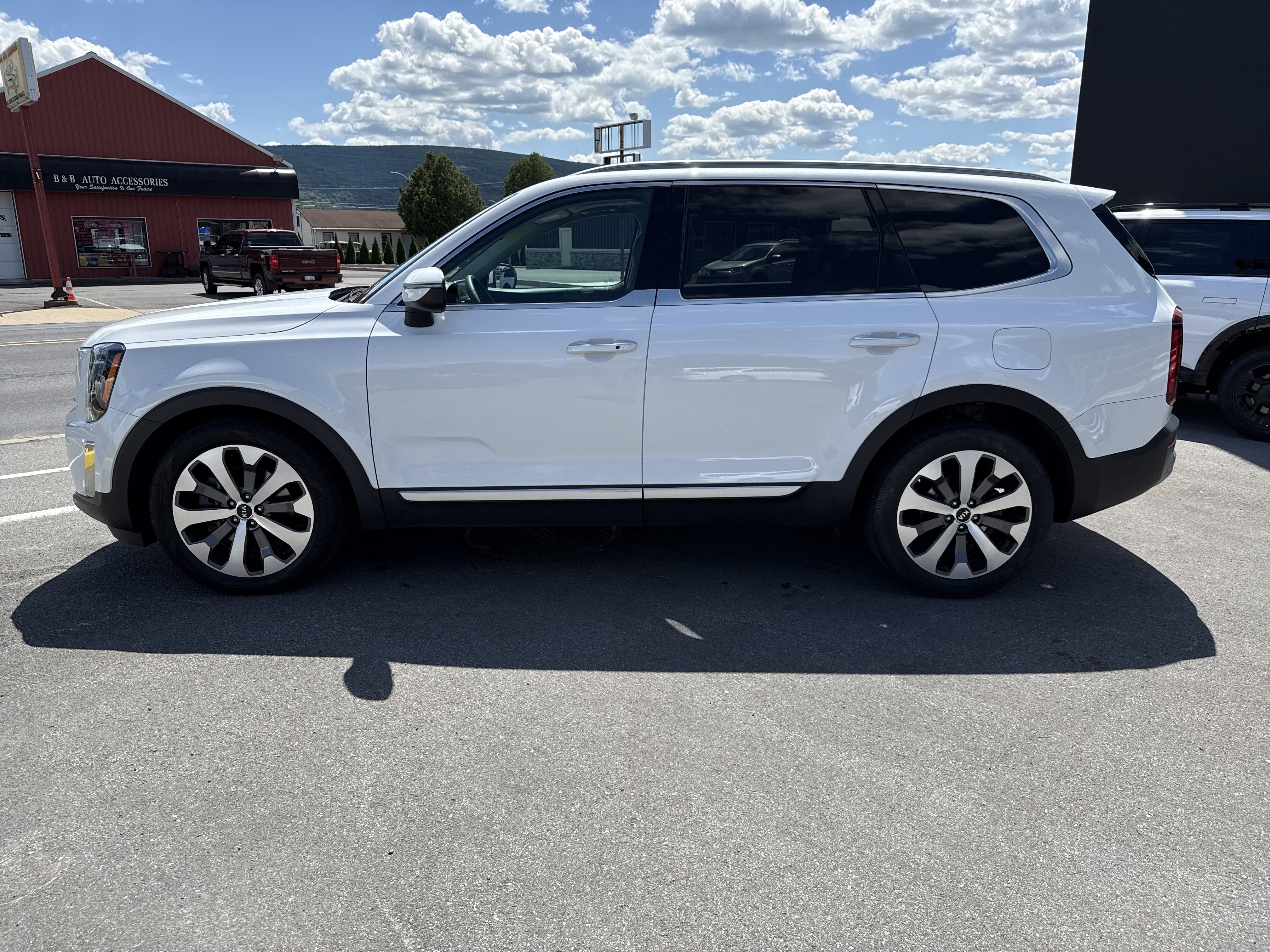 Used 2020 Kia Telluride S w/ S 8 Passenger Seating Package AWD/4WD image 7
