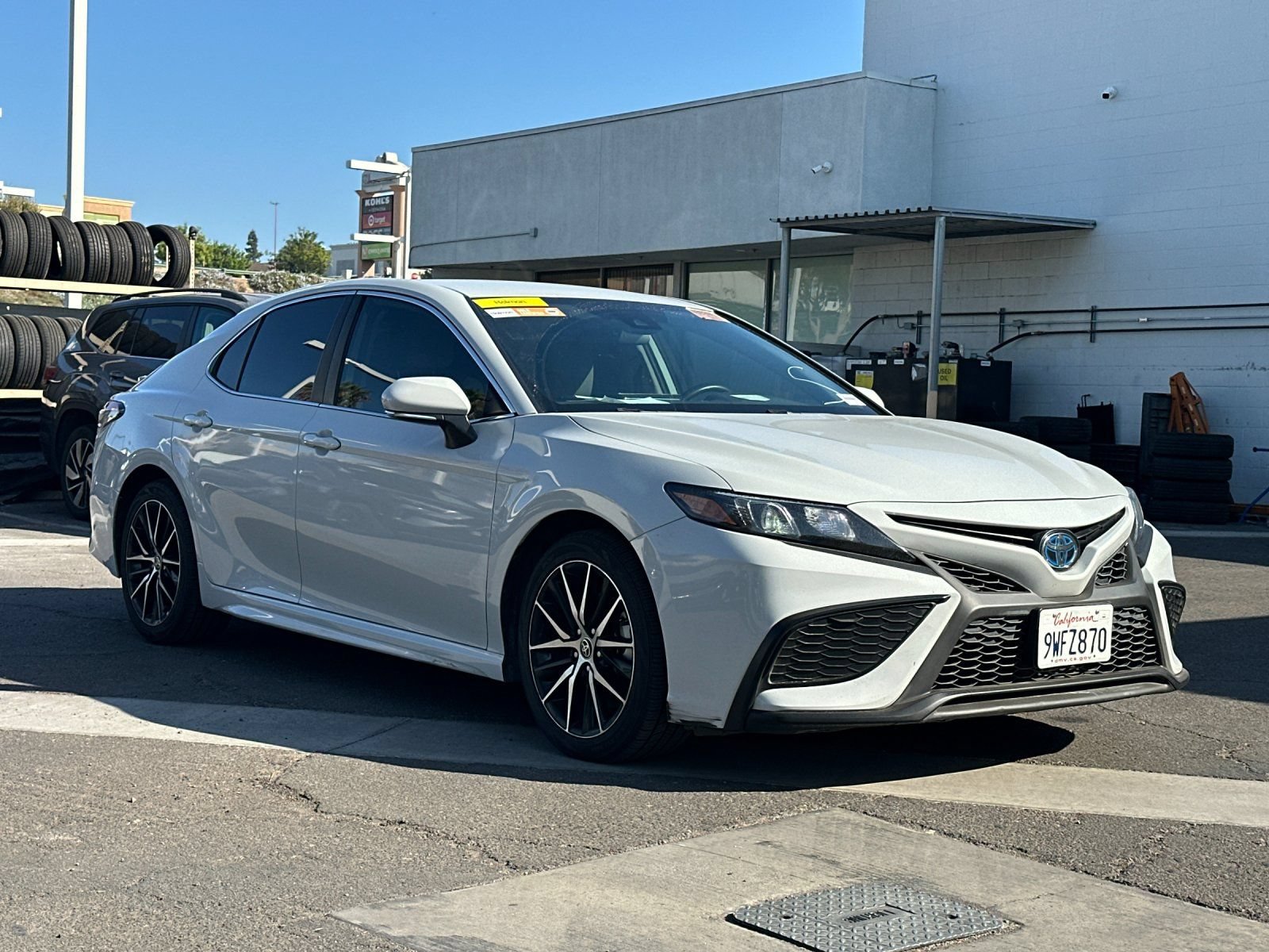 Used 2022 Toyota Camry SE FWD image 2