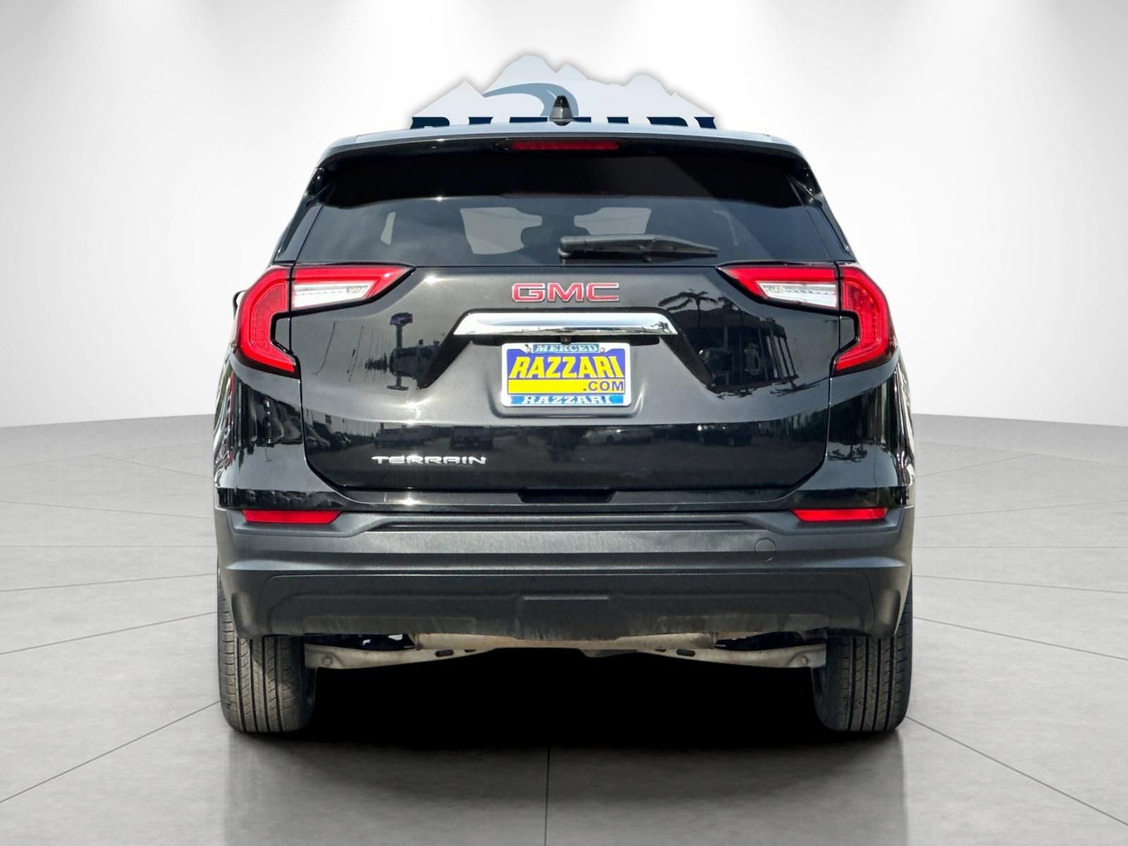 Used 2024 GMC Terrain SLE image 4