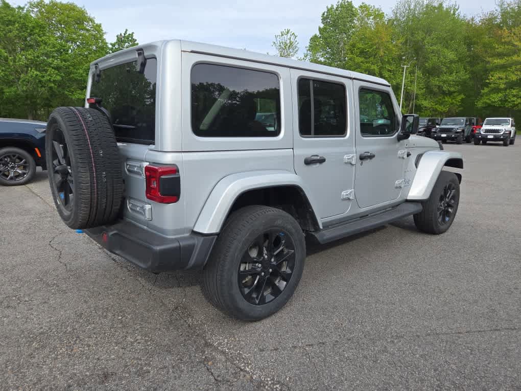 Used 2023 Jeep Wrangler Unlimited Sahara w/ Cold Weather Group AWD/4WD image 3