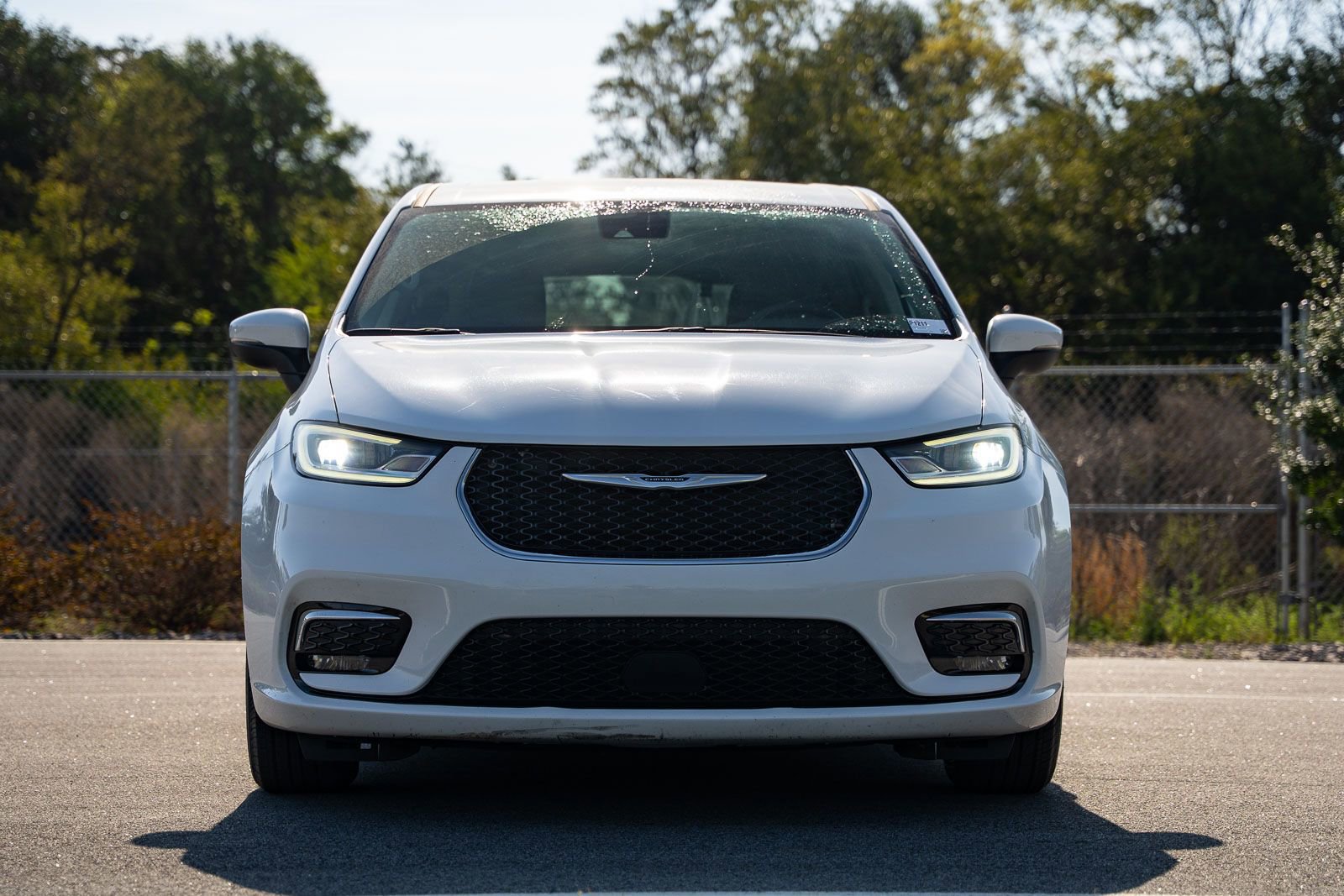 Used 2023 Chrysler Pacifica Touring-L image 2