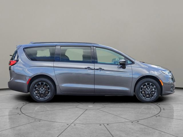 Certified 2021 Chrysler Pacifica Touring-L w/ S Appearance Package AWD/4WD image 13