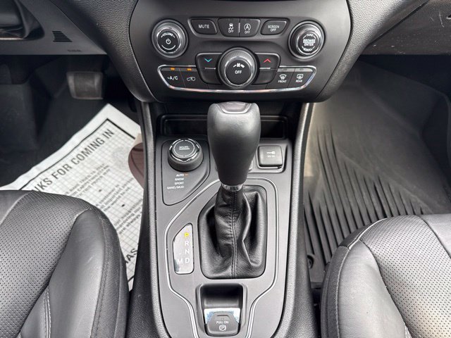 Used 2021 Jeep Cherokee Latitude Lux w/ Mopar Interior Package AWD/4WD image 15
