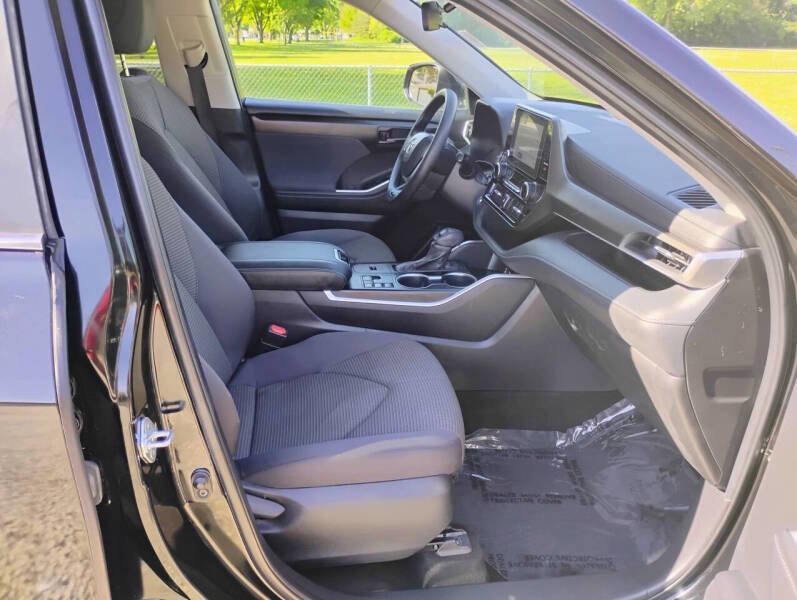 Used 2023 Toyota Highlander L FWD image 12