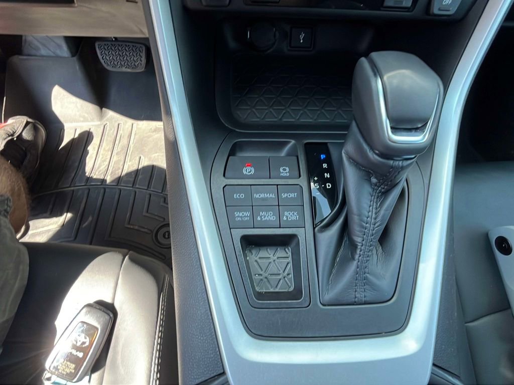 Used 2021 Toyota RAV4 XLE Premium image 17