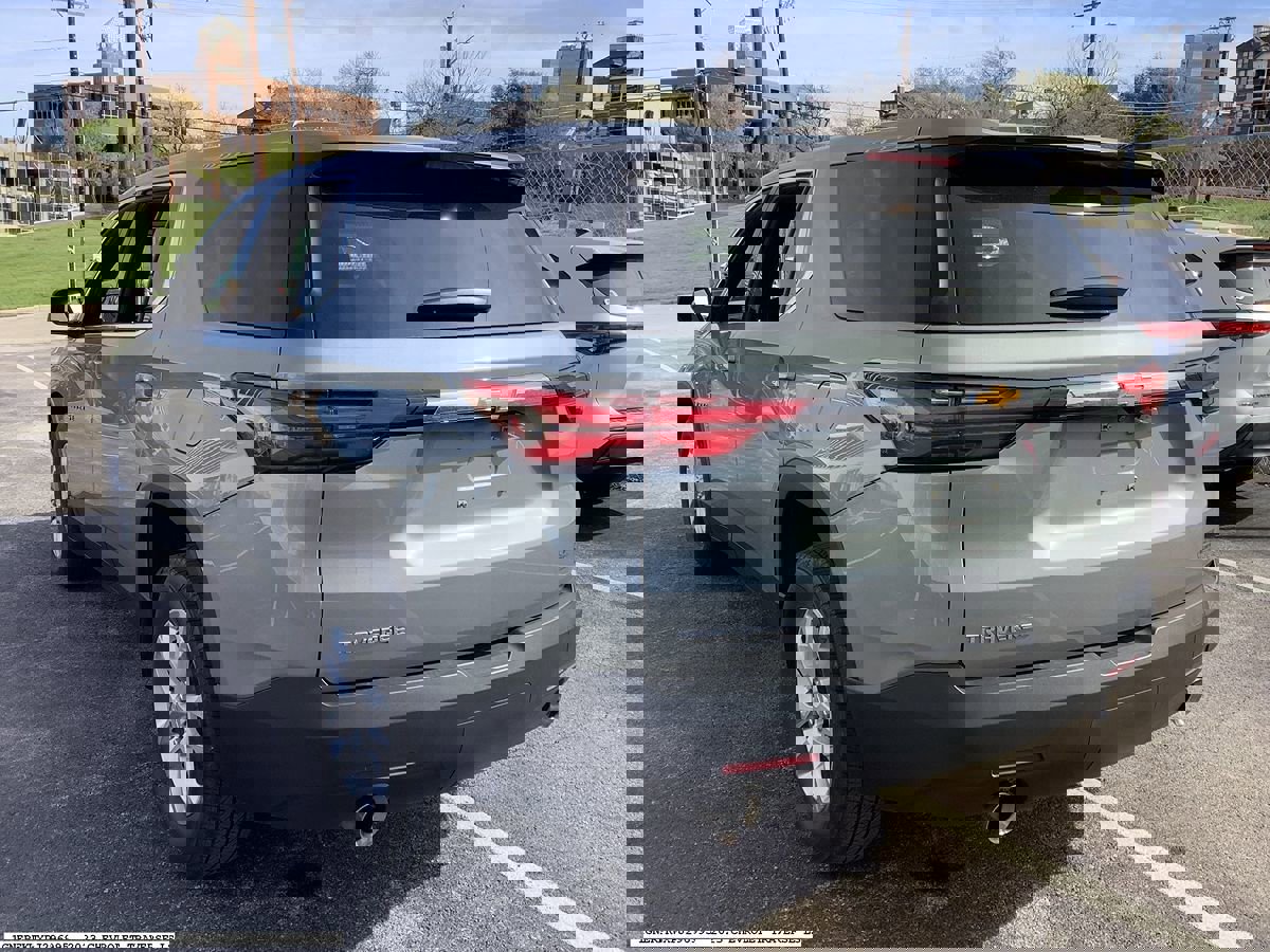 Used 2023 Chevrolet Traverse LS image 6