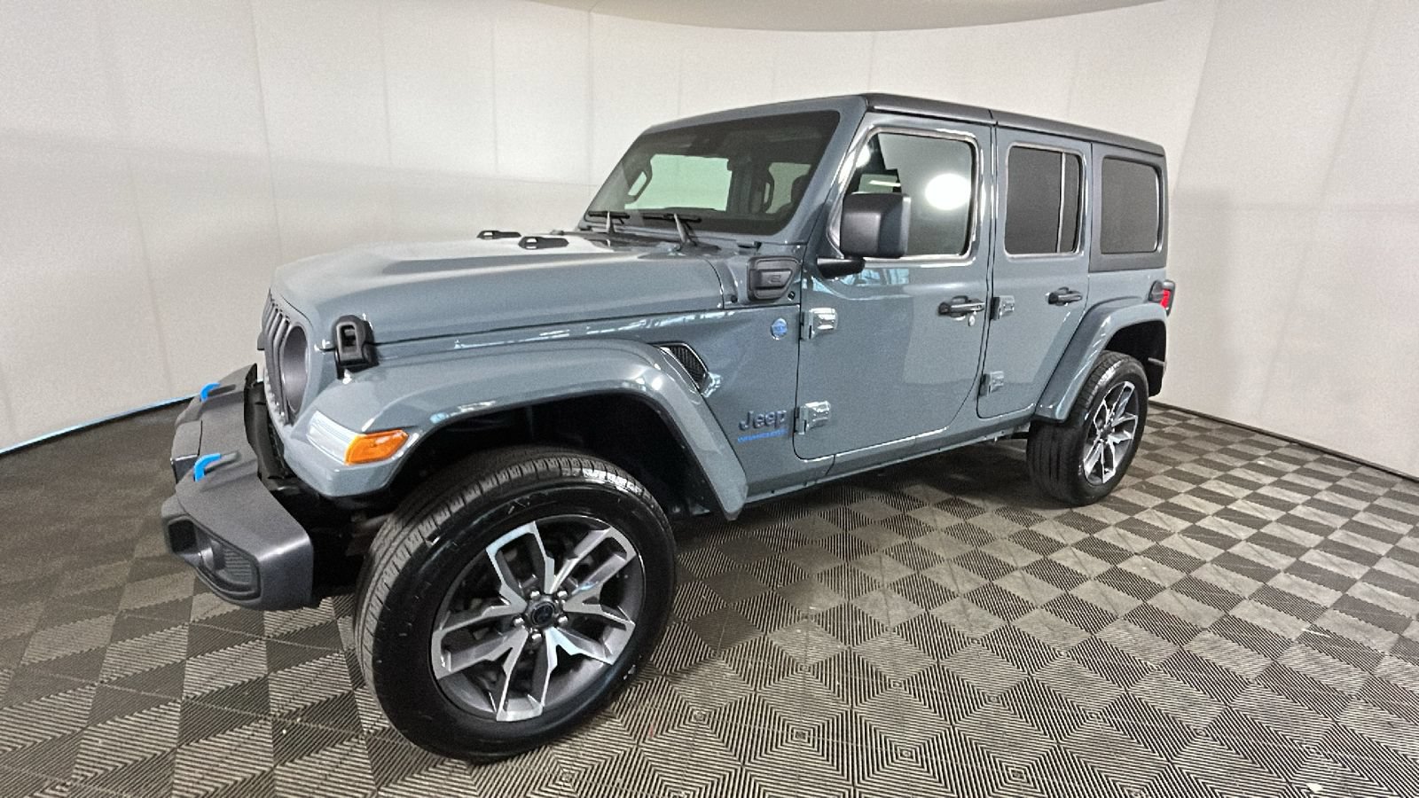 Used 2024 Jeep Wrangler Unlimited w/ Convenience Group AWD/4WD image 8