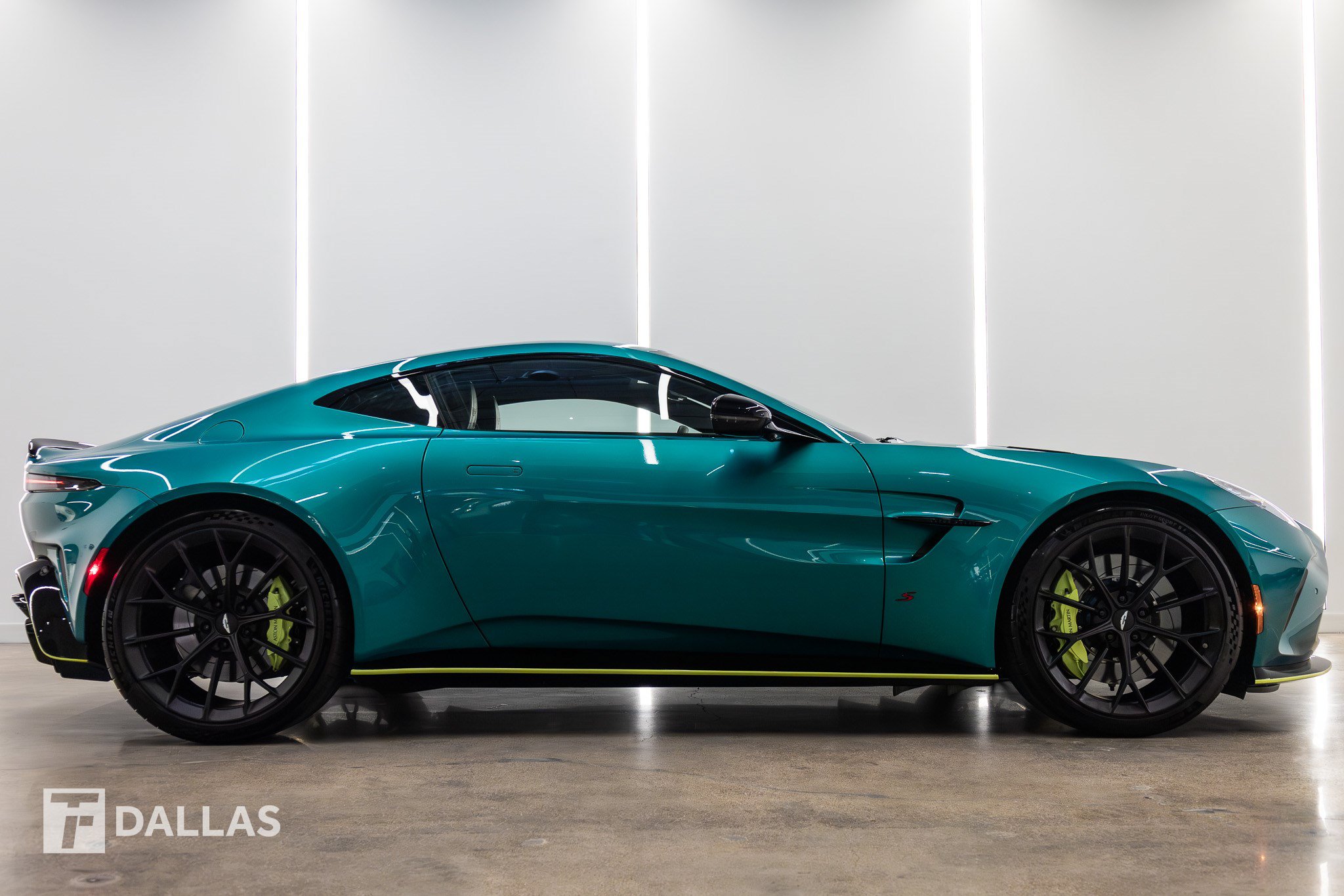 Used 2026 Aston Martin V8 Vantage S RWD image 17