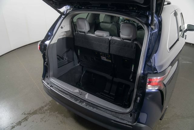 Used 2024 Toyota Sienna XLE FWD image 31