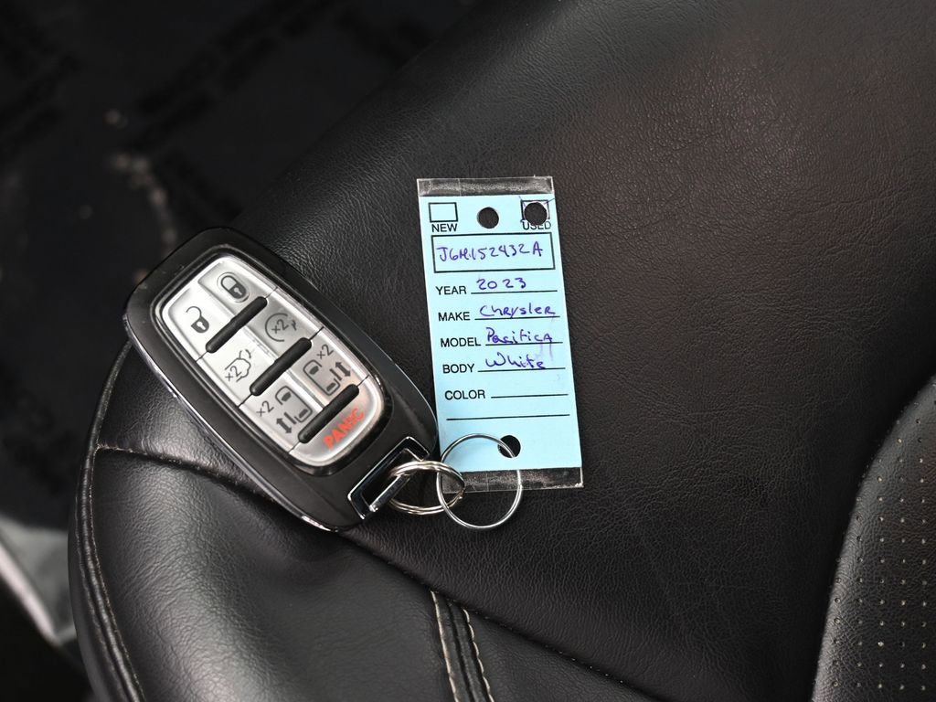 Used 2023 Chrysler Pacifica Touring-L w/ S Appearance Package image 18