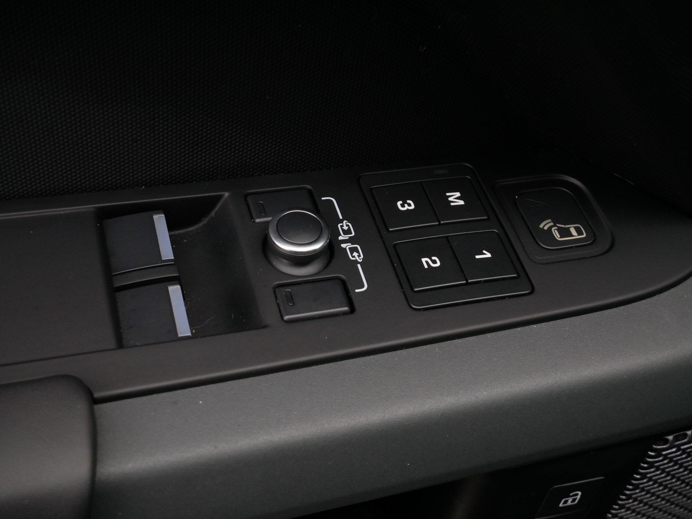 Used 2023 Land Rover Defender 90 X image 19