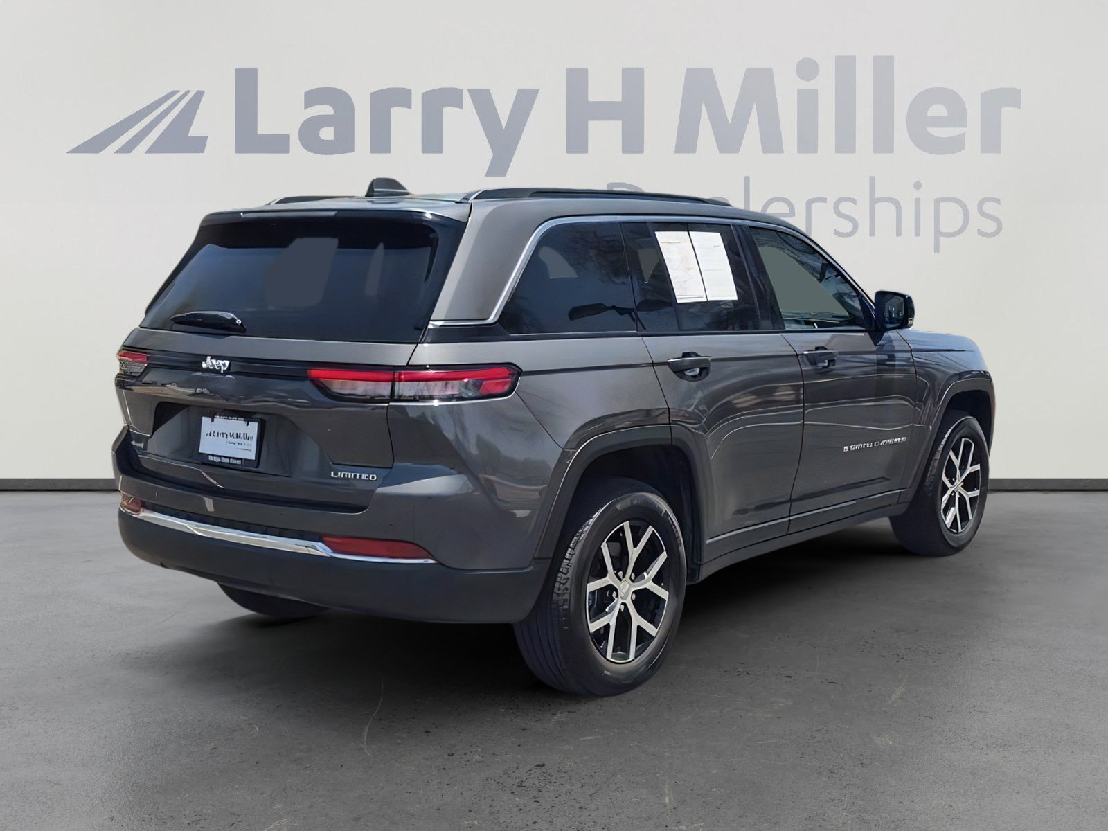 Used 2025 Jeep Grand Cherokee Limited w/ Trailer Tow Package AWD/4WD image 6